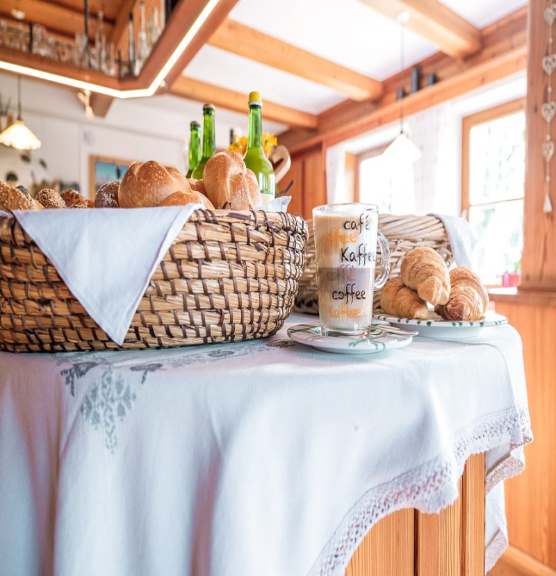 Frisches Fr&uuml;hst&uuml;ck mit Geb&auml;ck und Kaffee im Fr&uuml;hst&uuml;cks-Hofl&auml;dchen