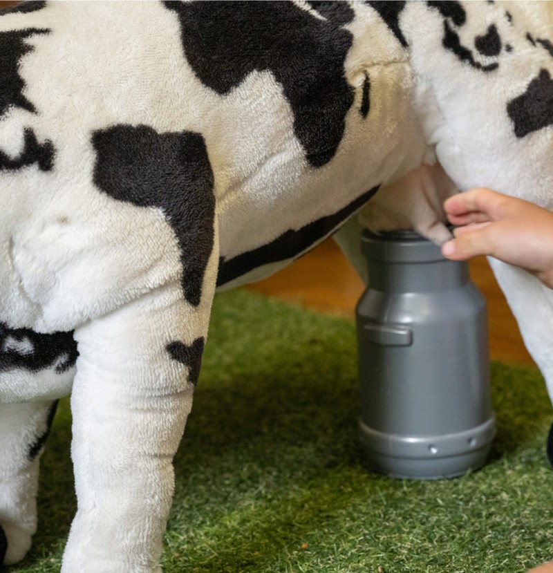 Melken ausprobieren im Mini-Bauernhof am Feichtlhof