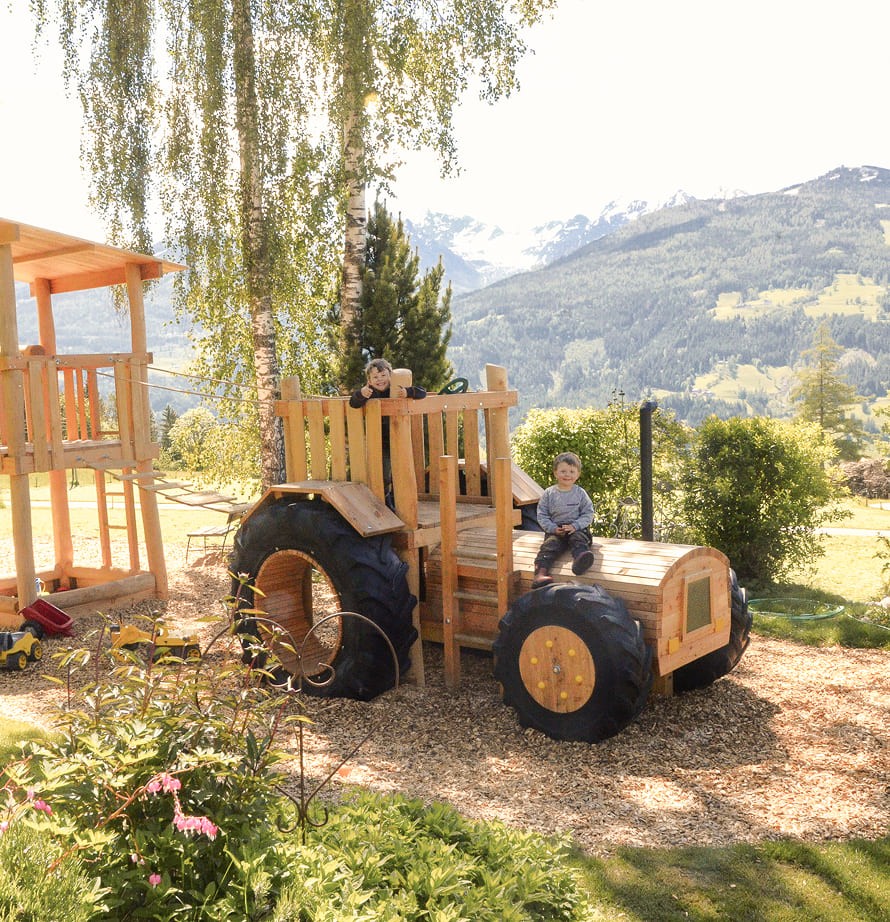 Abenteuerspielplatz mit Holztraktor am Bio-Bauernhof Feichtlhof