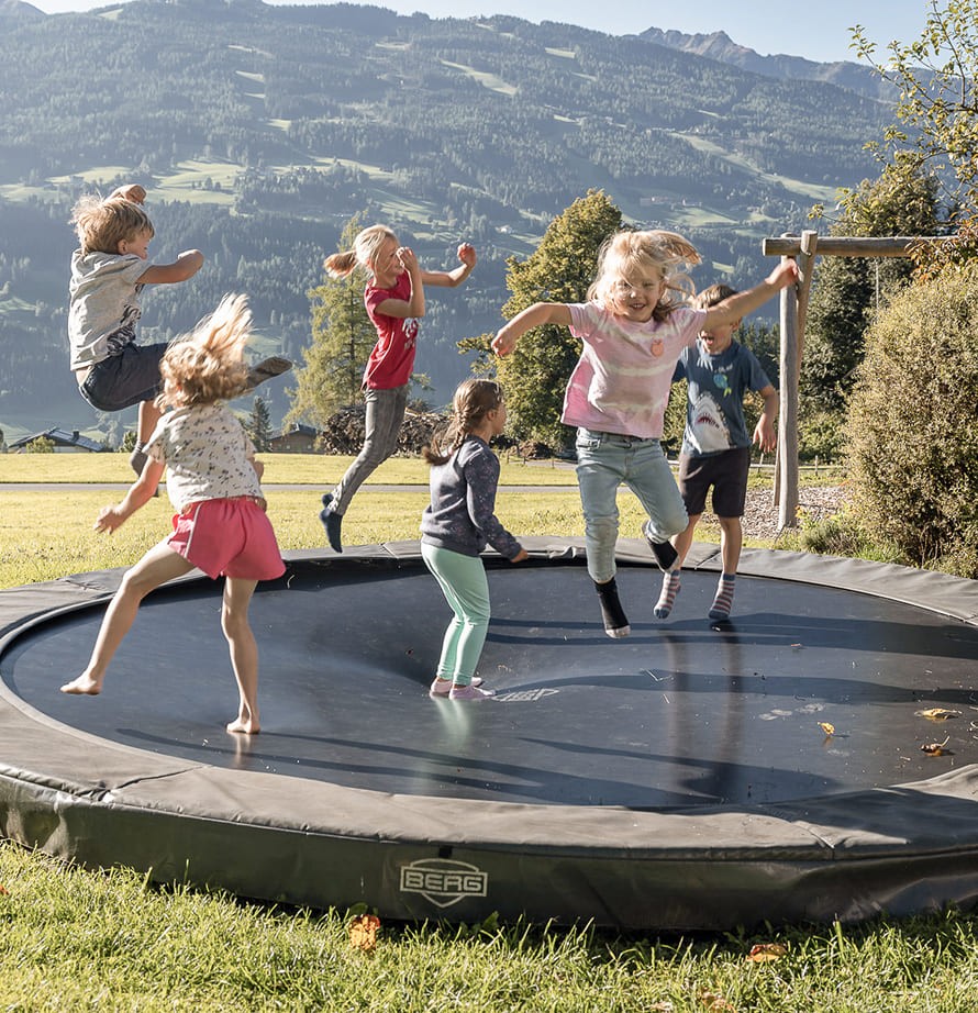 Trampolinspa&szlig; mit Blick auf die Bergwelt