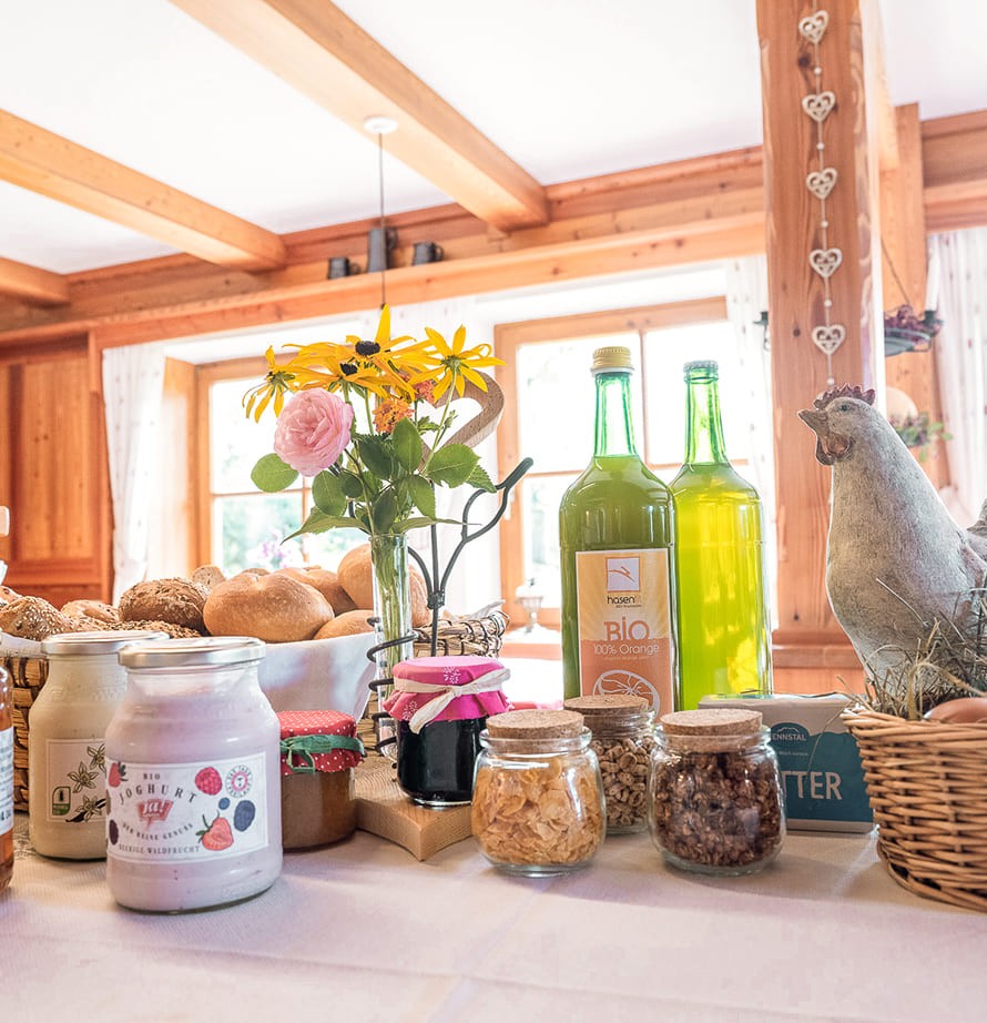 Fr&uuml;hst&uuml;ck mit regionalen Produkten im Hofl&auml;dchen