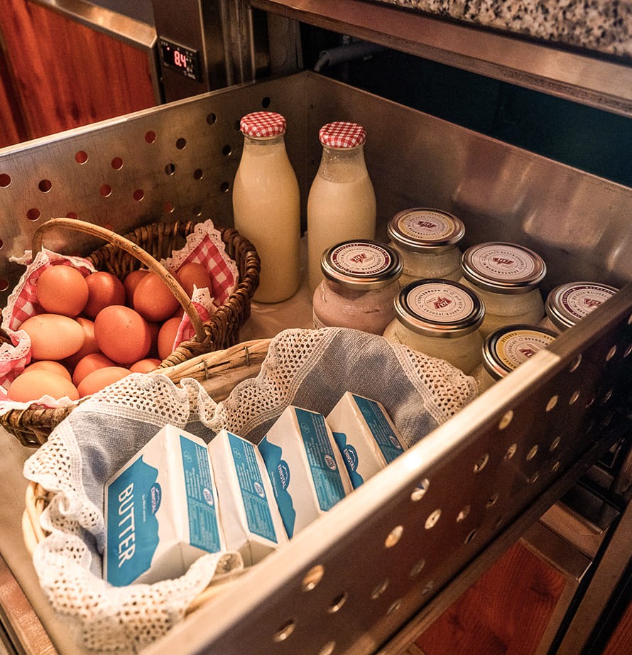 Frische Milch, Eier und Hofprodukte aus dem Fr&uuml;hst&uuml;cks-Hofl&auml;dchen