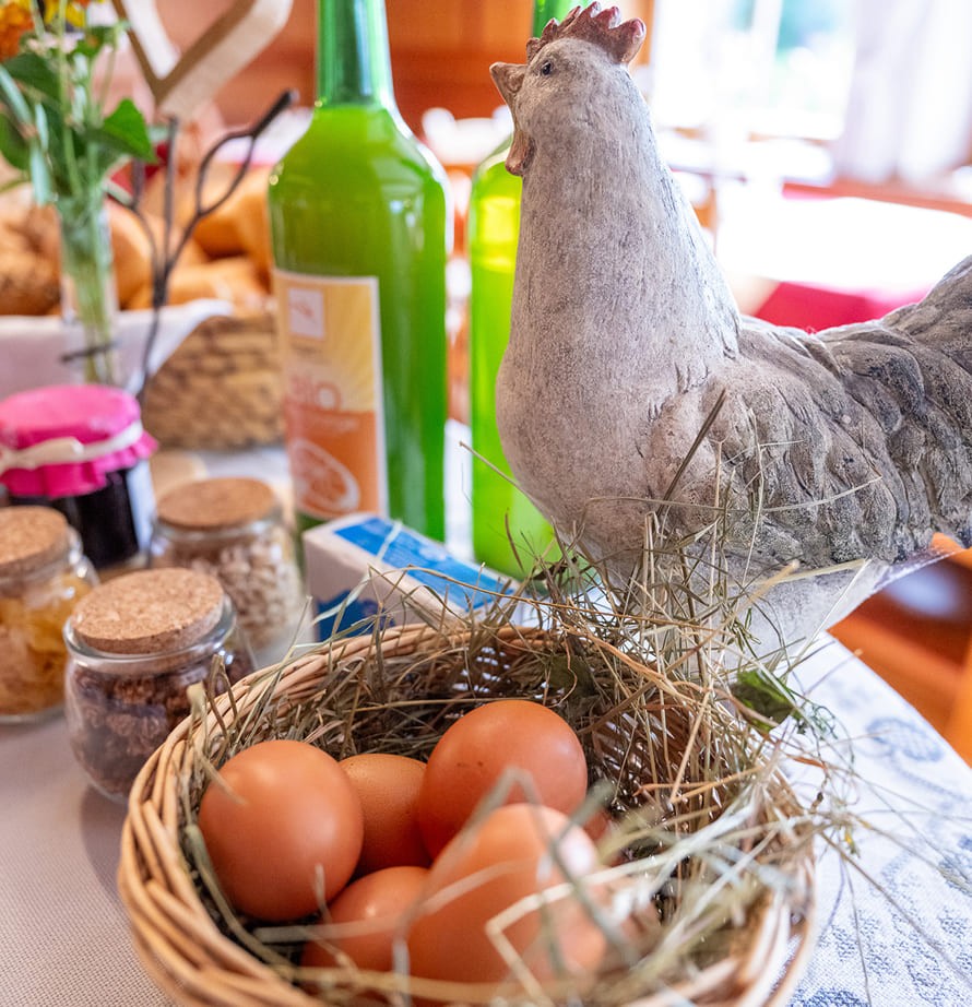 Frische Eier und Produkte aus der Region im Fr&uuml;hst&uuml;cks-Hofl&auml;dchen