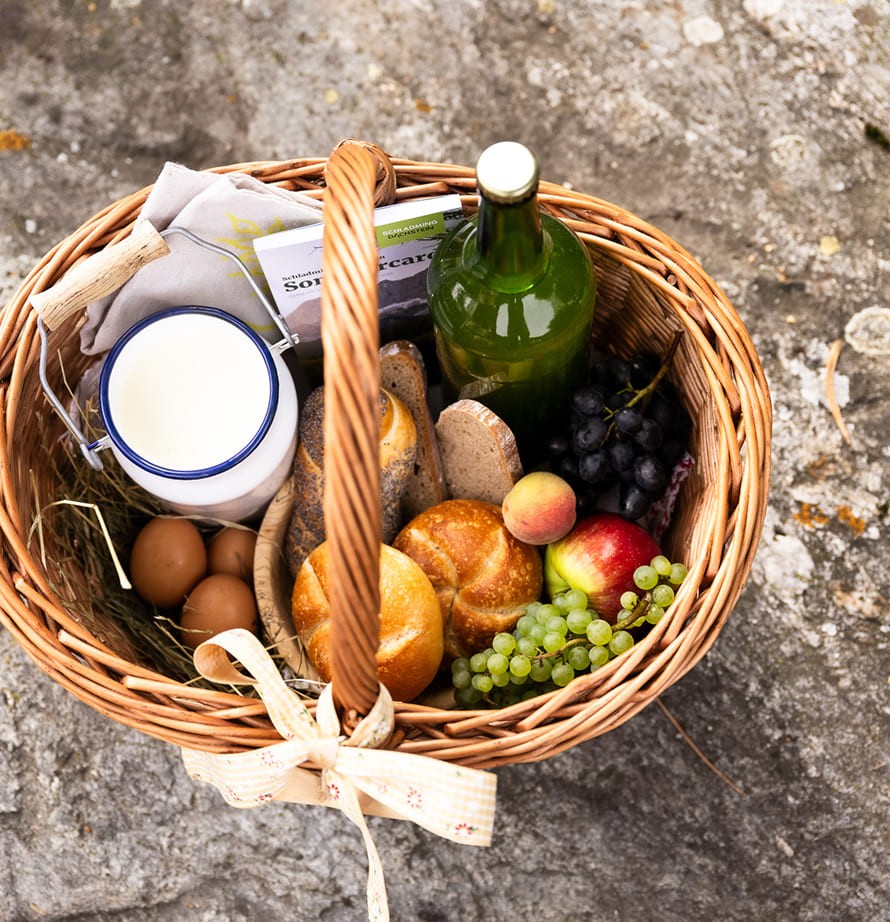 Fr&uuml;hst&uuml;ckskorb mit regionalen Spezialit&auml;ten vom Feichtlhof