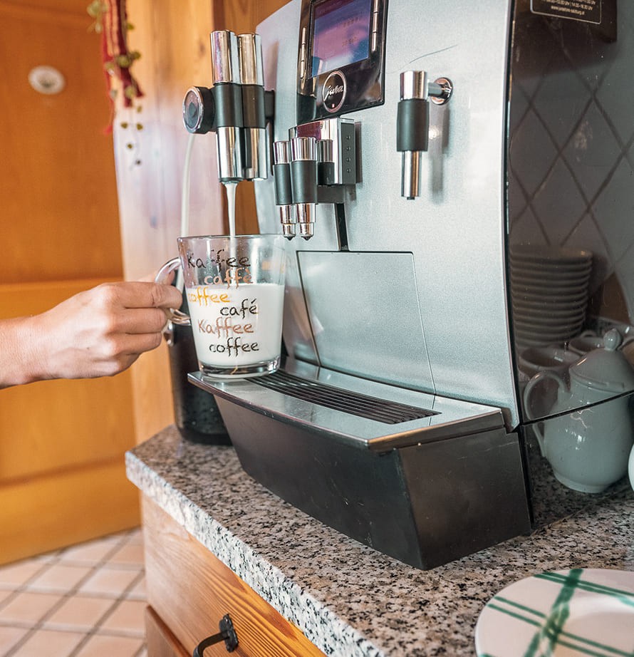 Kaffeespezialit&auml;ten im Fr&uuml;hst&uuml;cks-Hofl&auml;dchen am Bio-Bauernhof Feichtlhof