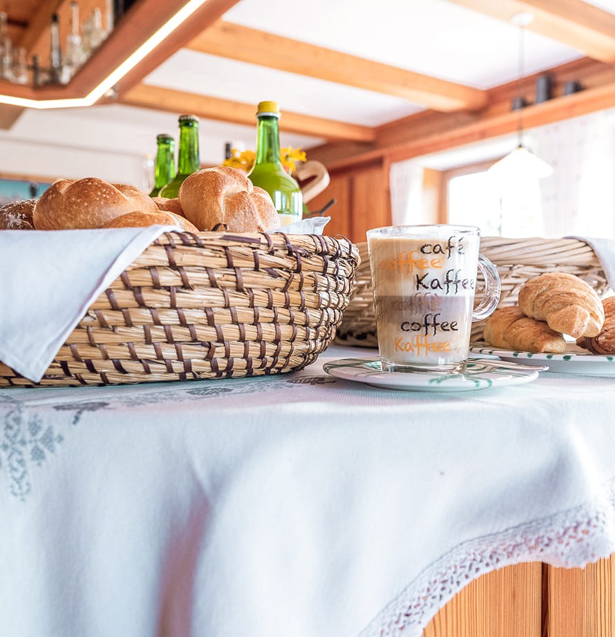 Gem&uuml;tliches Fr&uuml;hst&uuml;ck mit regionalen K&ouml;stlichkeiten
