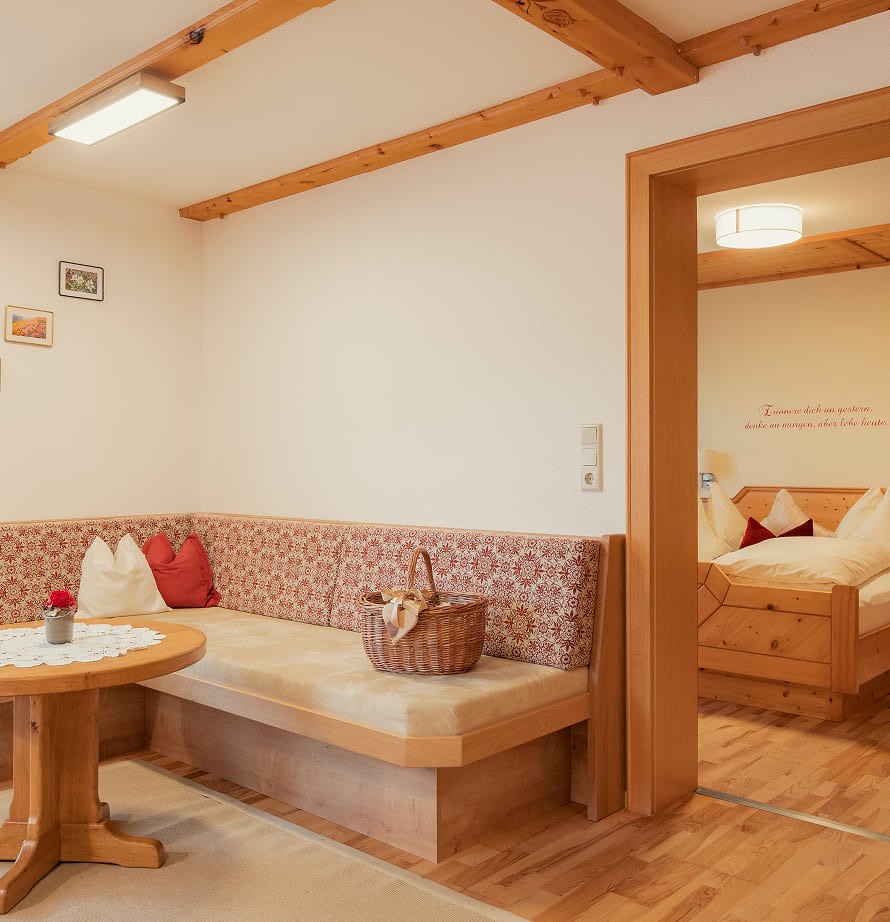 Gem&uuml;tlicher Wohnbereich im Appartement am Bio-Bauernhof Feichtlhof