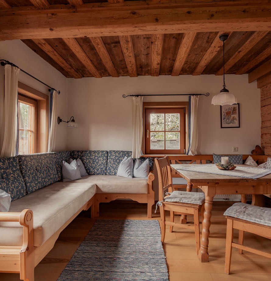 Wohn- und Essbereich mit gem&uuml;tlicher Sitzecke im Chalet Feichtlh&auml;usl