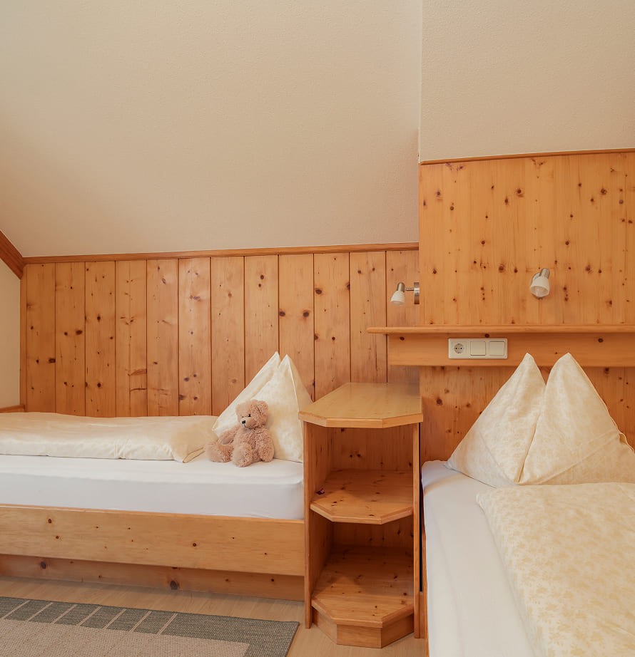 Schlafzimmer mit Einzelbetten im Familienappartement