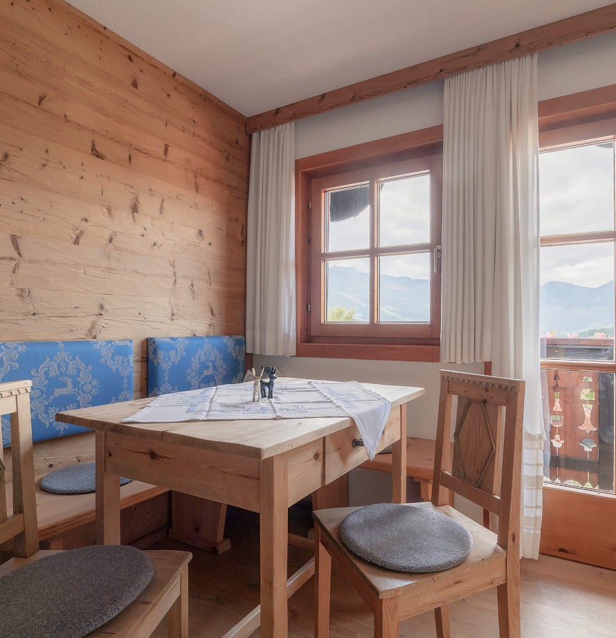 Essbereich mit Bergblick im Appartement