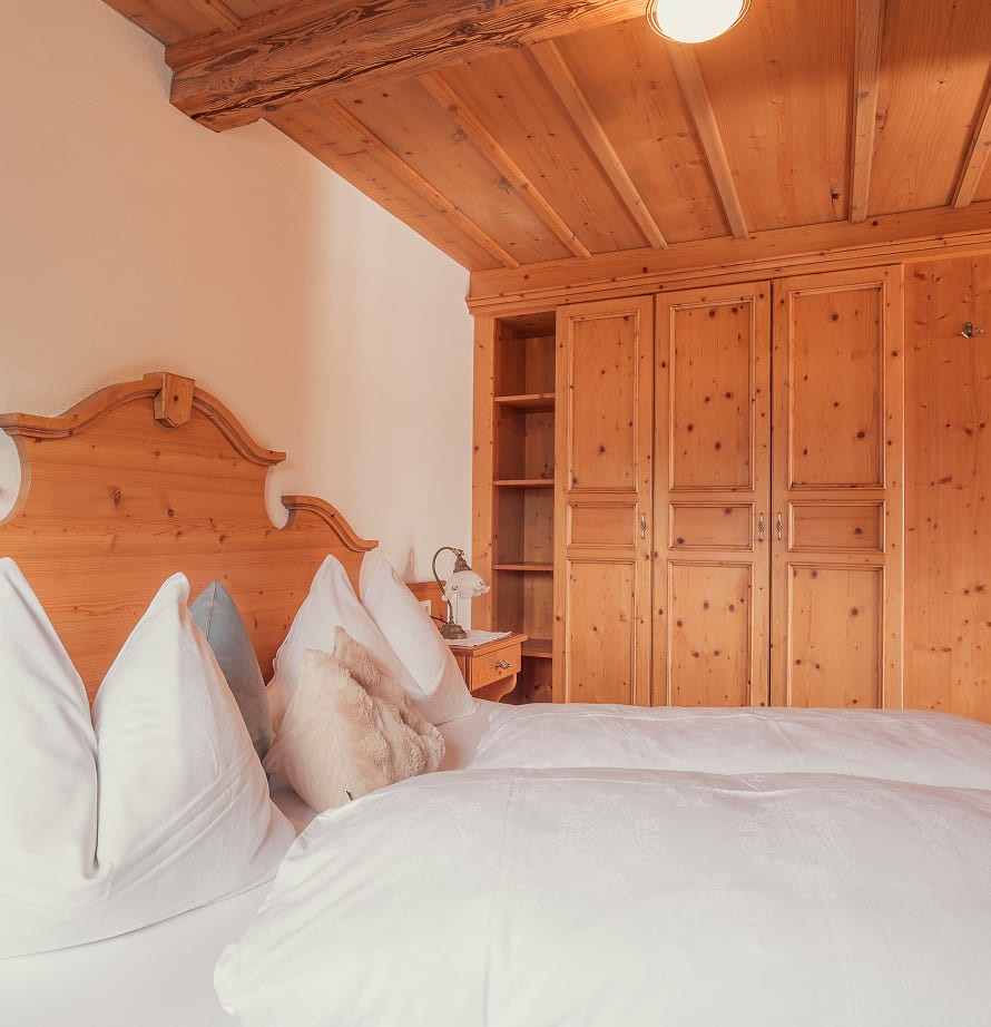 Schlafzimmer mit Altholzm&ouml;beln und Zirbenholz