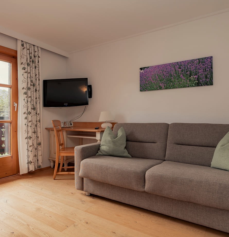 Wohnzimmer mit Sofa im Appartement am Feichtlhof