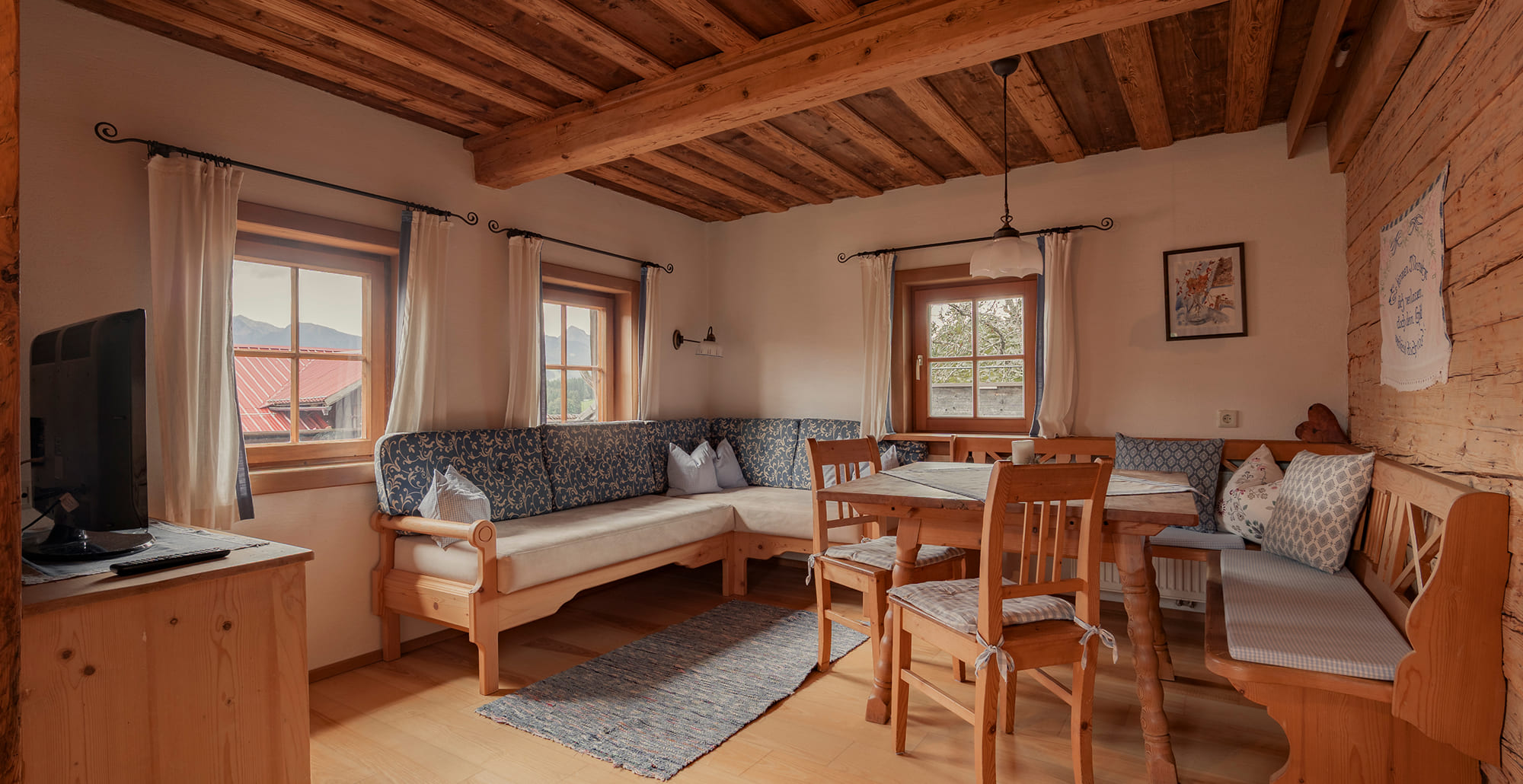 Wohn- und Essbereich im Appartement am Bio-Bauernhof Feichtlhof