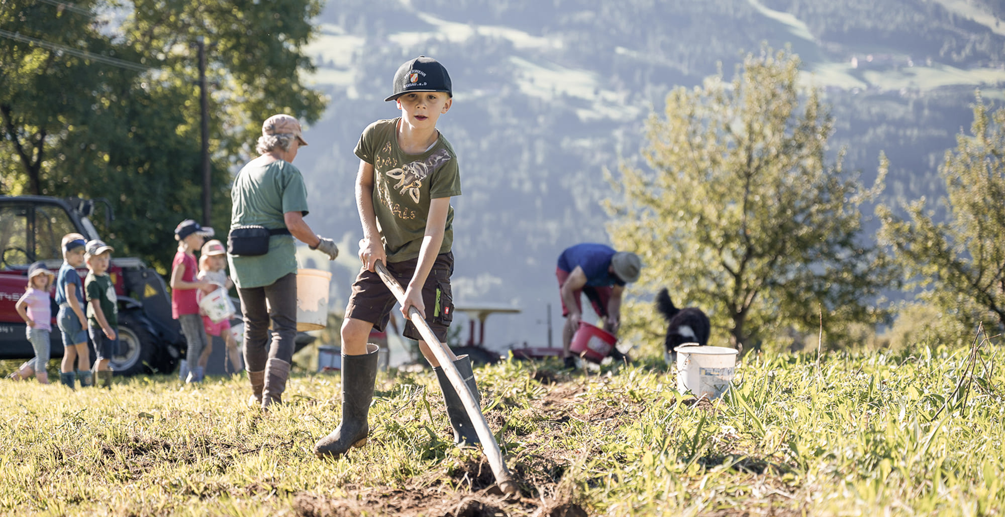 Kinder entdecken Landwirtschaft beim Schule-am-Bauernhof-Programm