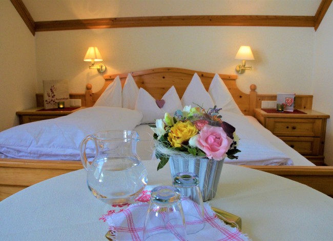 romantisches Zimmer mit Balkon und Ausblick auf Wiesen und Wälder