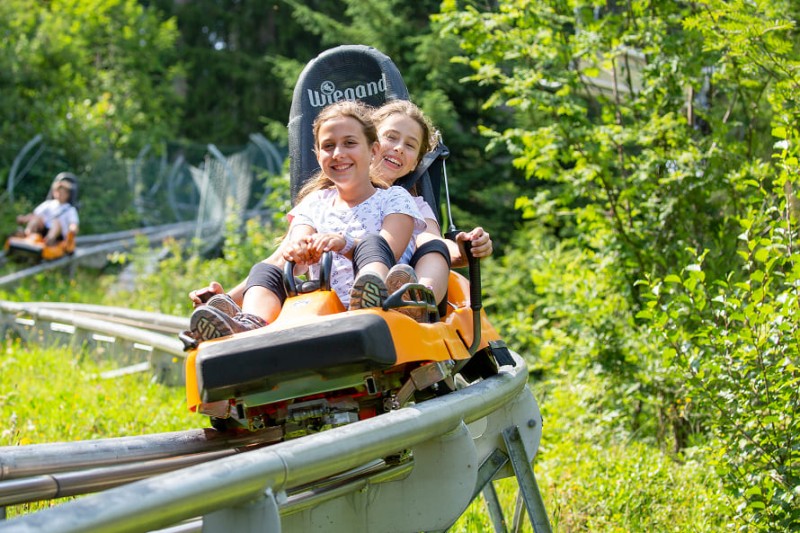 Kinder bei einer rasanten Fahrt auf der Sommerrodelbahn &copy; Hans Peter