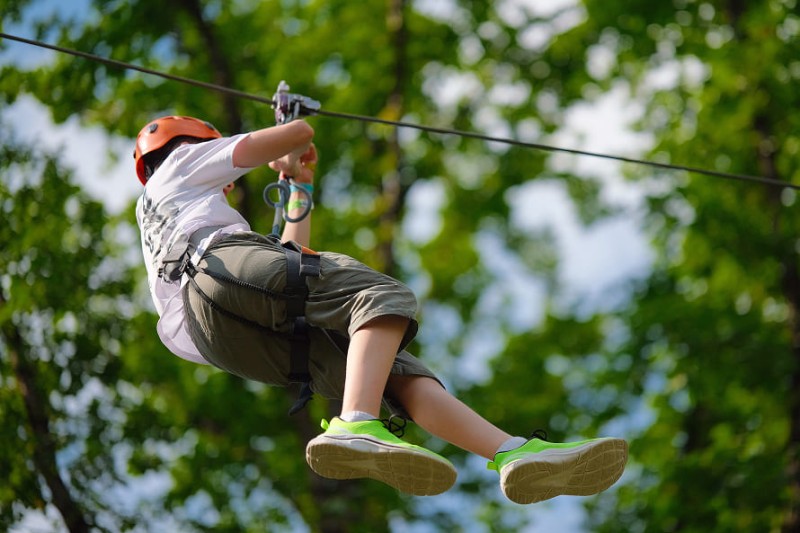 Kind beim Klettern im Kletterpark Gr&ouml;bming in der Region Schladming-Dachstein &copy; Shutterstock.com