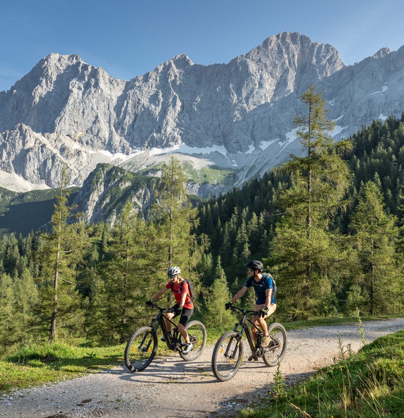 Radfahren mit Dachsteinblick in der Region Schladming-Dachstein &copy; Schladming-Dachstein.at / Lorenz Masser