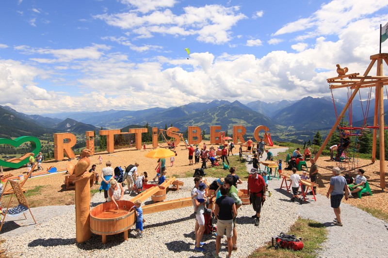 Kinder beim Spielen und Entdecken am Rittisberg &copy; Schladming-Dachstein.at