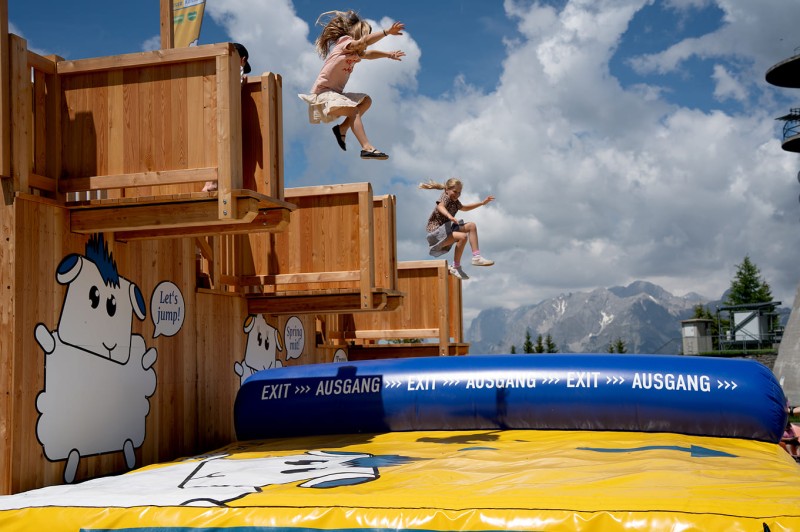Kinder beim Springen und Spielen in Wollis Bergwelt am Hauser Kaibling &copy; Hauser Kaibling