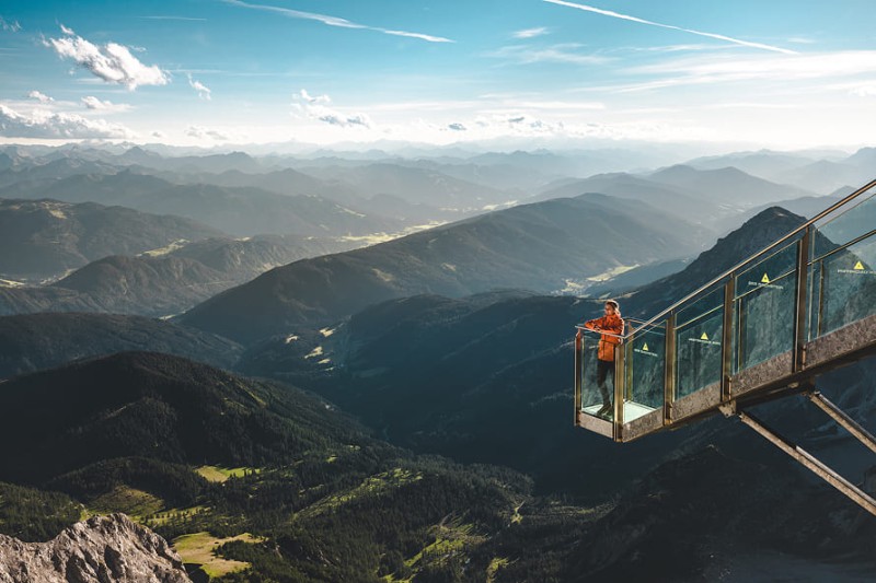 Treppe ins Nichts am Dachstein mit spektakul&auml;rem Blick auf die Bergwelt &copy; Math&auml;us Gartner