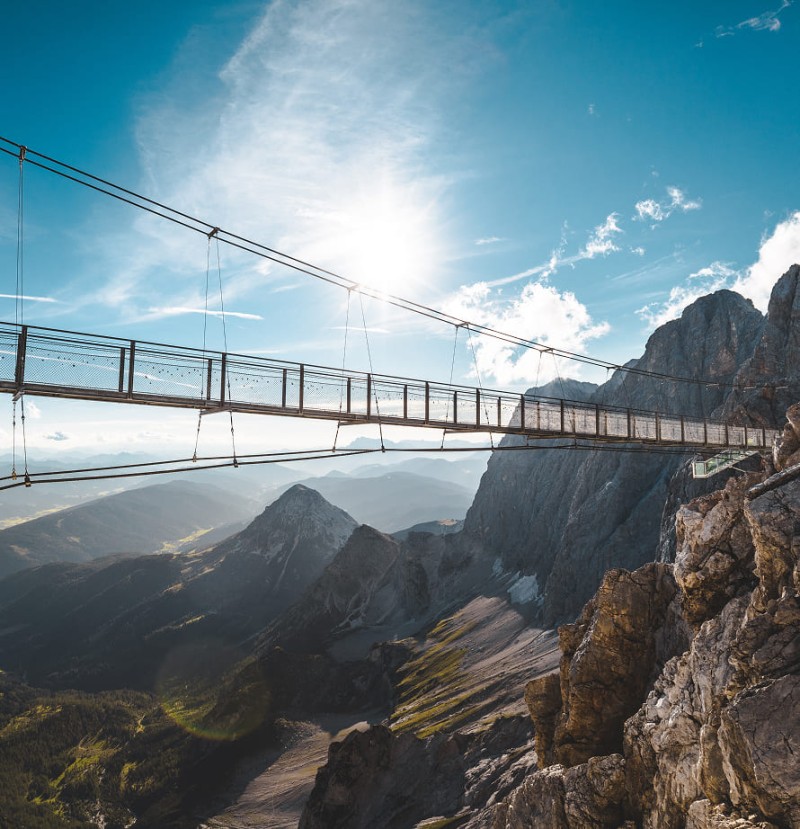 Dachstein H&auml;ngebr&uuml;cke mit beeindruckendem Bergpanorama &copy; Math&auml;us Gartner