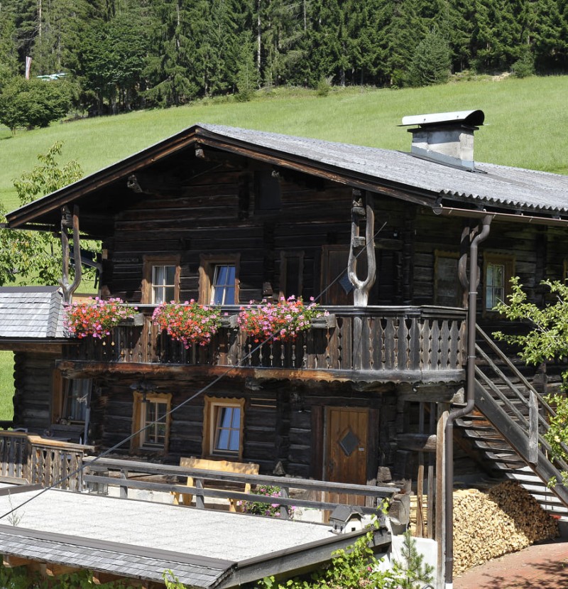 Gem&uuml;tliches Chalet Feichtlh&auml;usl mit Balkon und Blick auf Wiesen und Berge