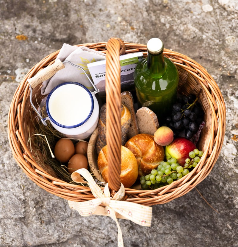 Frische Produkte aus dem Fr&uuml;hst&uuml;cks-Hofl&auml;dchen am Feichtlhof
